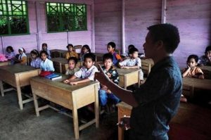 Gaji Guru Rp25 Juta? Usulan DPR Bikin Heboh!