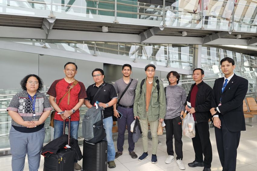 Pulang Kampung! Kisah Haru 6 WNI dari Iran