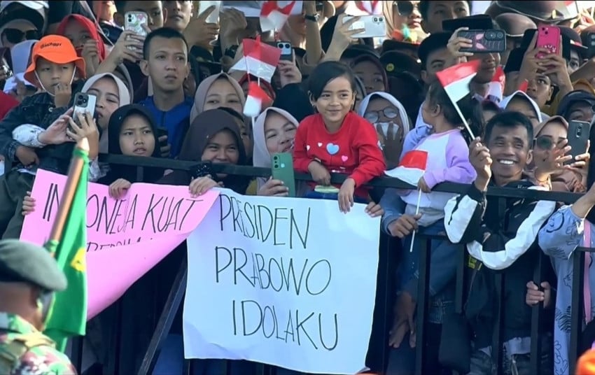 Prabowo Disambut Hangat Anak-Anak Batujajar!