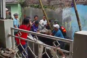 Tragedi Renovasi Masjid: Warga Serang Meregang Nyawa Tertimpa Reruntuhan!