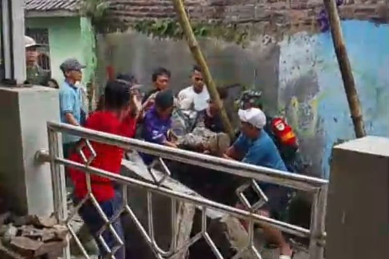 Tragedi Renovasi Masjid: Warga Serang Meregang Nyawa Tertimpa Reruntuhan!