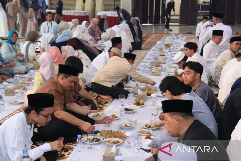 politica news 4 Lebaran Harmoni: Gubernur Norsan Lestarikan Saprahan