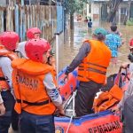 Evakuasi Dramatis: Lansia & Bayi Selamat dari Banjir!
