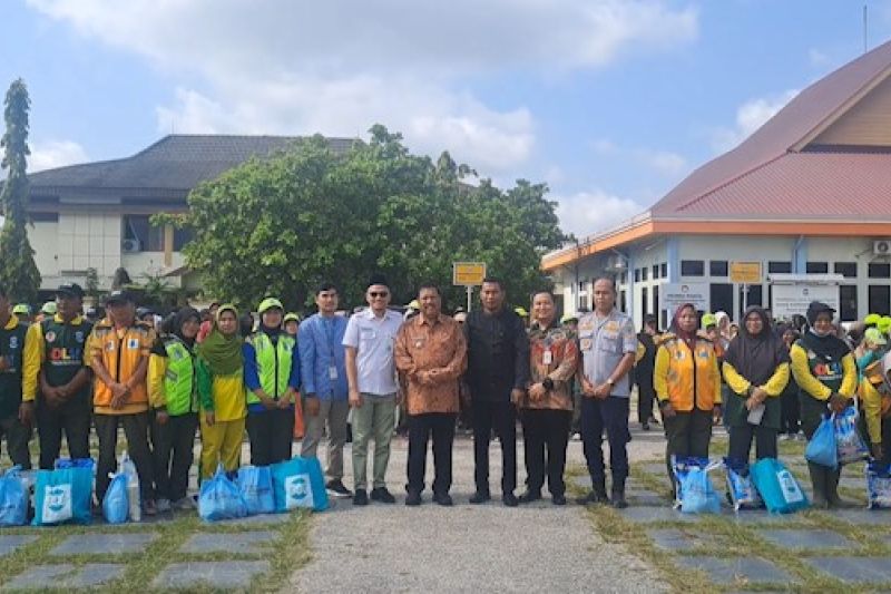 Berkah Ramadan: Petugas Kebersihan Pangkalpinang Terima Bingkisan Lebaran