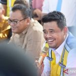 politicanews.id - Gubernur Sumatera Utara Bobby Nasution secara tegas memastikan perbaikan infrastruktur jalan di Kabupaten Deli Serdang akan segera digarap. Komitmen ini muncul setelah peninjauan langsung kondisi Jalan Perintis Kemerdekaan di Kecamatan Galang yang selama ini dikeluhkan masyarakat. Proyek vital ini diharapkan tidak hanya mengembalikan kenyamanan berkendara tetapi juga mengatrol roda perekonomian warga setempat.