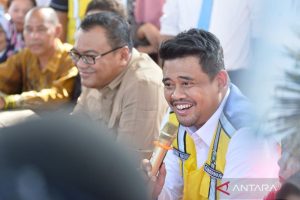 politicanews.id - Gubernur Sumatera Utara Bobby Nasution secara tegas memastikan perbaikan infrastruktur jalan di Kabupaten Deli Serdang akan segera digarap. Komitmen ini muncul setelah peninjauan langsung kondisi Jalan Perintis Kemerdekaan di Kecamatan Galang yang selama ini dikeluhkan masyarakat. Proyek vital ini diharapkan tidak hanya mengembalikan kenyamanan berkendara tetapi juga mengatrol roda perekonomian warga setempat.