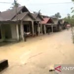 Air Bah Kepung Aceh Barat Warga Bertahan