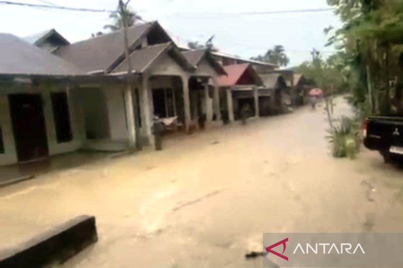 Air Bah Kepung Aceh Barat Warga Bertahan