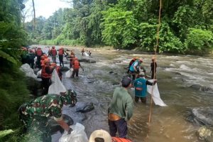 Sungai Ciliwung 'Dioperasi': 1,2 Ton Sampah Plastik Terangkat!