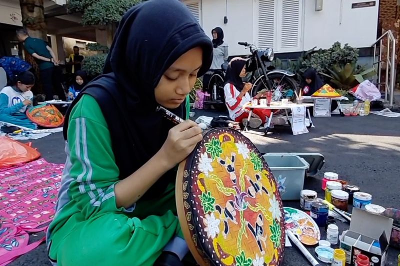 Madiun Bikin Geger Lomba Lukis Bambu Paling Keren 1 Madiun Bikin Geger Lomba Lukis Bambu Paling Keren
