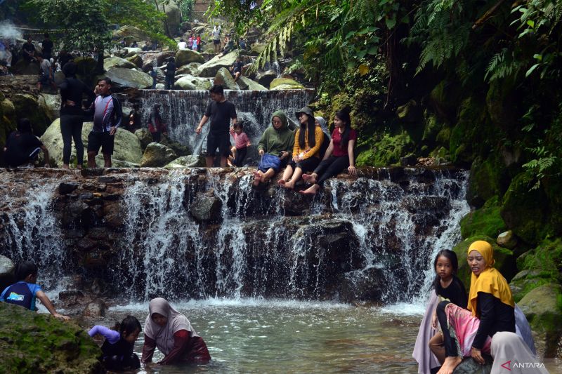 politicanews.id - Bogor sebuah permata hijau di Jawa Barat kini menjadi sorotan utama bagi para pelancong yang mendambakan petualangan alam yang bertanggung jawab. Dikenal dengan kekayaan lanskapnya kota dan kabupaten ini tak hanya memanjakan mata namun juga mengajak kita merenungkan pentingnya kelestarian lingkungan. Konsep wisata berkelanjutan bukan lagi sekadar tren melainkan sebuah komitmen untuk menjaga harmoni antara manusia dan alam. Mari kita selami tujuh destinasi eco-friendly Bogor yang siap memukau Anda.