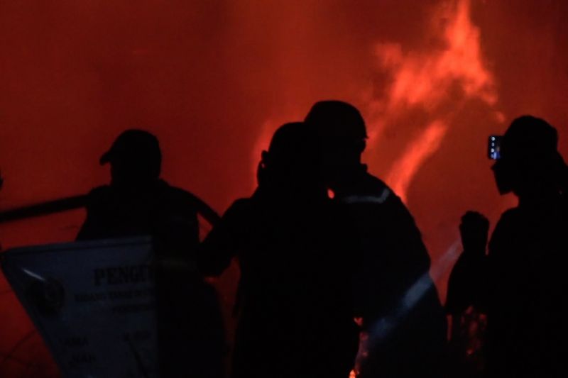 Api Palembang Menggila Warga Panik Gudang Minyak Terancam 1 Api Palembang Menggila Warga Panik Gudang Minyak Terancam