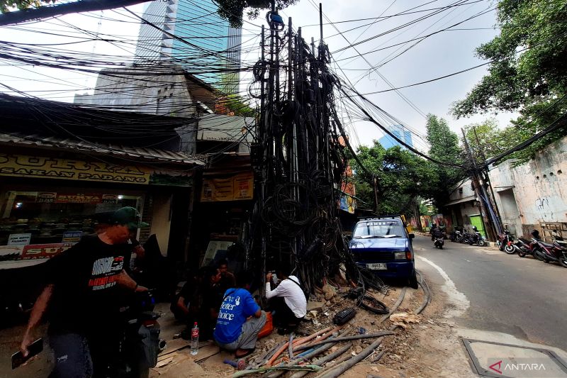 Bahaya Kabel Semrawut Kuningan Barat Mengancam