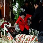 Detik Haru Megawati Tabur Bunga di Pusara Adik