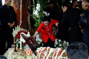 Detik Haru Megawati Tabur Bunga di Pusara Adik