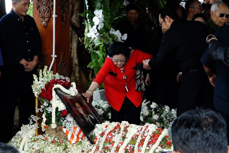 Detik Haru Megawati Tabur Bunga di Pusara Adik 1 Detik Haru Megawati Tabur Bunga di Pusara Adik