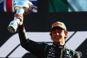politica news 6 politicanews.id - Sirkuit Monza Italia menjadi saksi bisu kebangkitan luar biasa Andrea Kimi Antonelli. Pembalap muda Mercedes ini sukses merengkuh kemenangan ketujuhnya di Formula 1 musim 2026. Yang lebih mengejutkan Antonelli memulai balapan dari posisi ke-19 akibat penalti mesin namun berhasil finis terdepan.