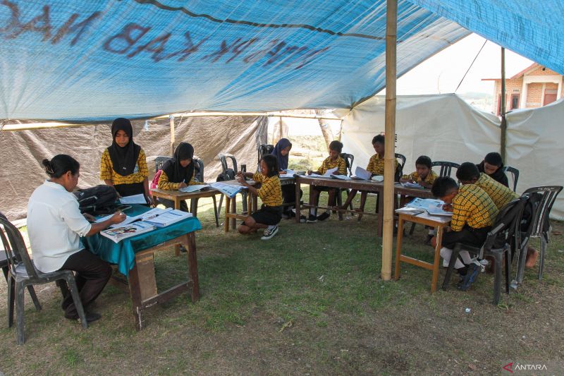 Belajar di Tenda Akibat Gempa Nagekeo