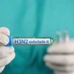 politicanews.id - Surabaya kini dihadapkan pada bayang-bayang kekhawatiran yang menyebar lebih cepat dari virus itu sendiri. Isu lonjakan kasus Influenza A sempat memicu spekulasi, bahkan memunculkan kembali memori kelam pandemi. Namun, di tengah riuhnya informasi, Pemerintah Kota Surabaya bergerak sigap, memastikan kewaspadaan tetap terjaga tanpa harus menyeret warganya ke dalam kepanikan.
