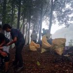 Pendaki Bersihkan Gunung Seulawah Sampah Melimpah