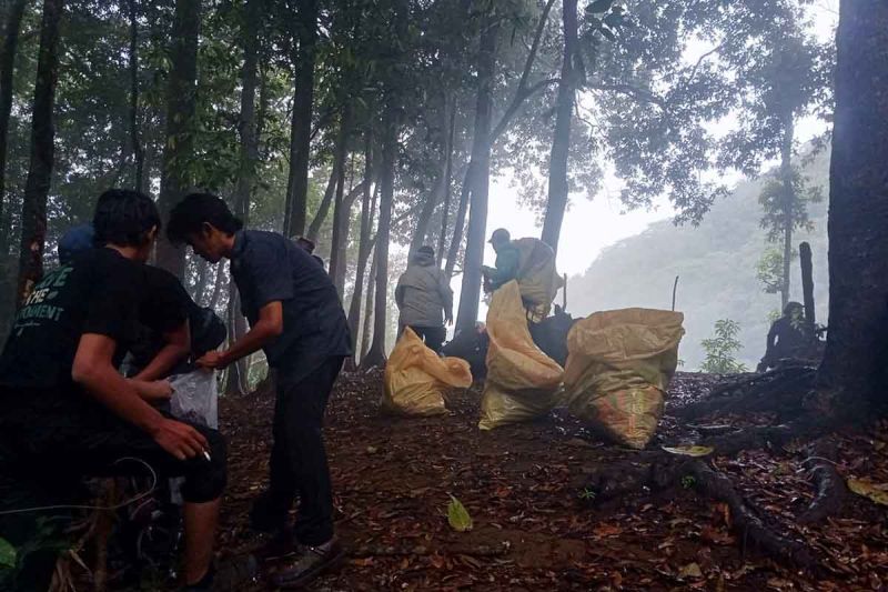 Pendaki Bersihkan Gunung Seulawah Sampah Melimpah