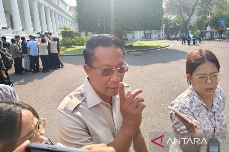 Menkum Siap Pantau Media Sosial Demi Rakyat