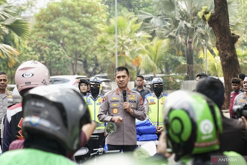 Aksi Hangat Kapolda Metro Dekati Driver Ojol