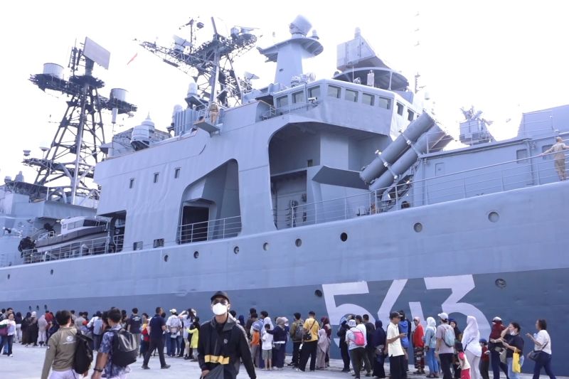 Kapal Perang Rusia Mendarat di Tanjung Priok