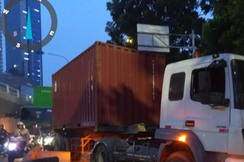 Tragedi Truk Kontainer Hantam Separator Jakarta