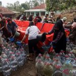 Warga Bekasi Rebutan Air Bersih Akibat Kekeringan