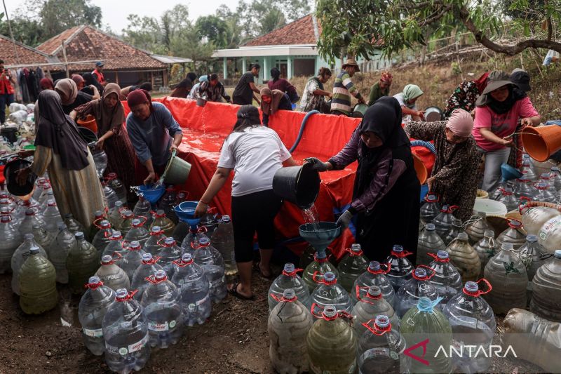 Warga Bekasi Rebutan Air Bersih Akibat Kekeringan