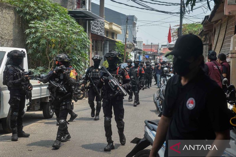 Polisi Gerebek Sarang Narkoba Puluhan Orang Ditangkap