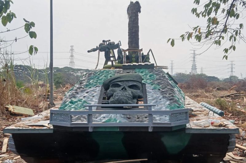 Heboh Perahu Tank Hantu Dari Ribuan Botol Bekas 1 Heboh Perahu Tank Hantu Dari Ribuan Botol Bekas