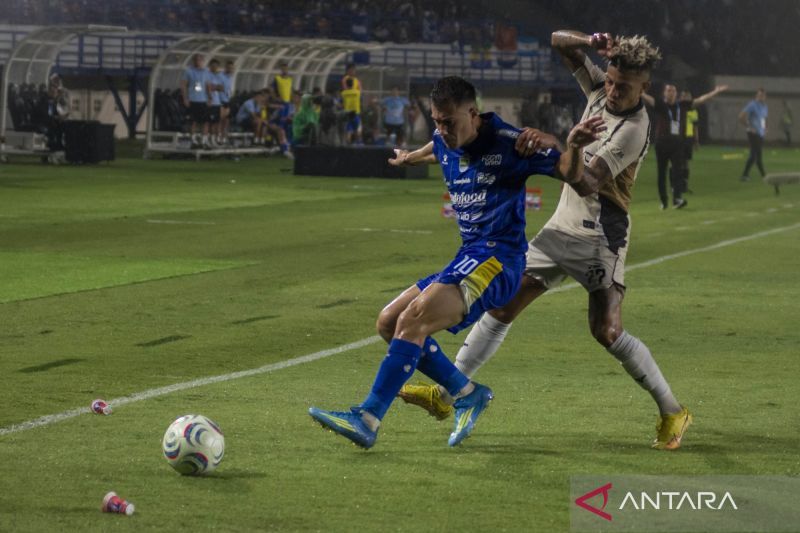 Drama Menit Akhir Adam Alis Bawa Persib Menang